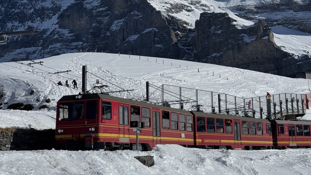 De iconische Jungfraubahn in de sneeuw.